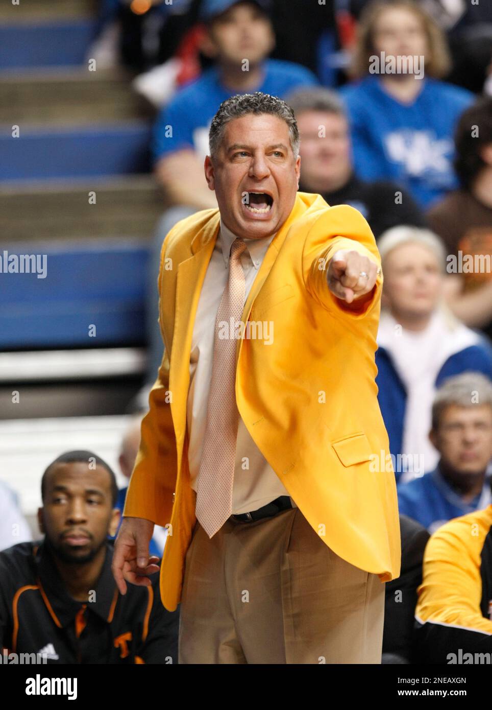 Tennessee coach Bruce Pearl in action during the first half of their NCAA college basketball game against Kentucky in Lexington, Ky., Saturday, Feb. 13, 2010. (AP Photo/Ed Reinke) Banque D'Images