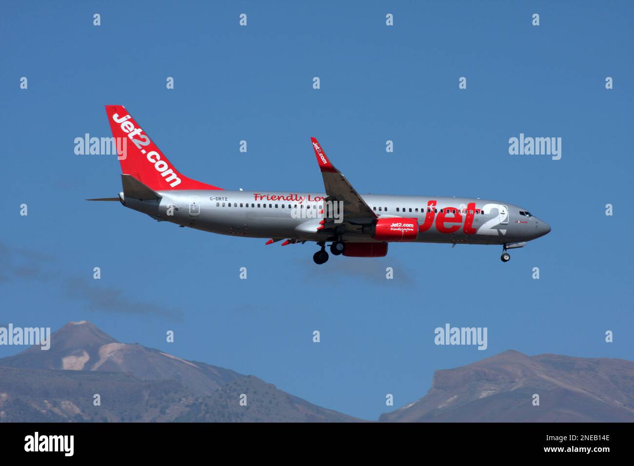 Un Boeing Jet2 737-800 approchant de l'aéroport de Tenerife Sud des îles Canaries Banque D'Images