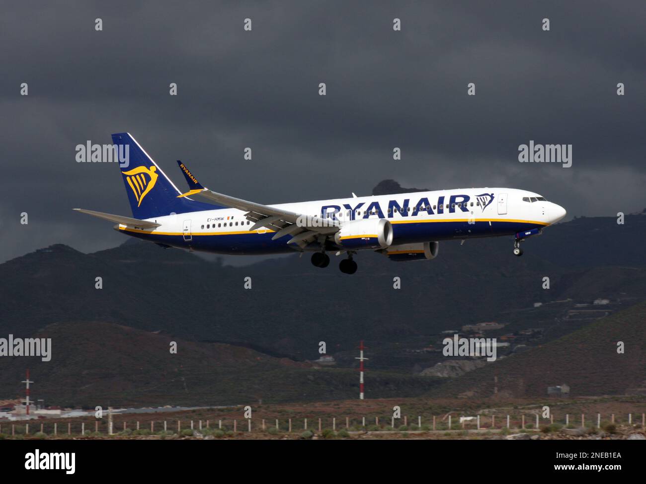 Un Boeing 737-8-200 MAX de Ryanair débarque à l'aéroport de Tenerife Sud Banque D'Images