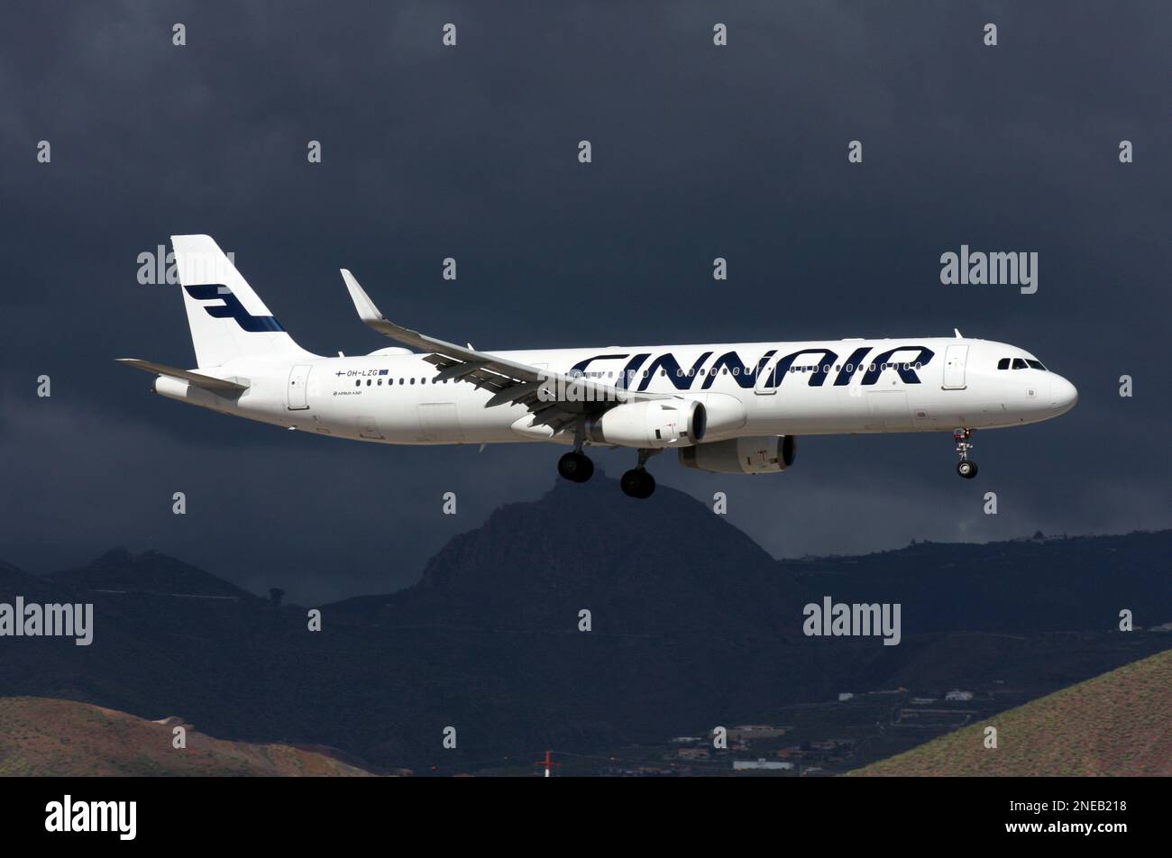 Un Airbus A321-231 de Finnair arrivant à l'aéroport de Tenerife Sud des îles Canaries Banque D'Images