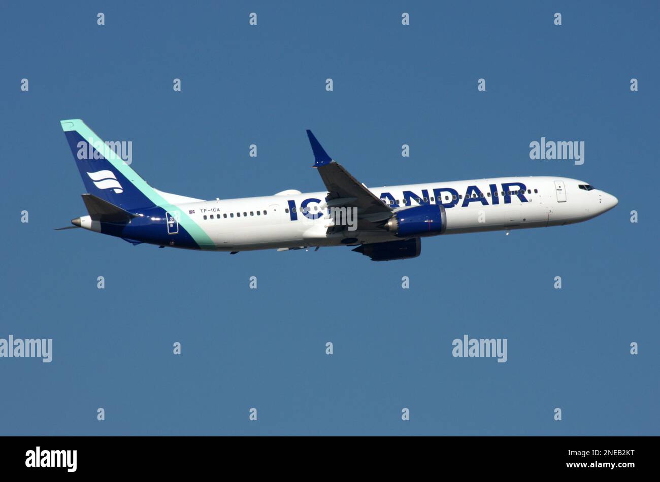 Un Boeing 737-9 MAX d'Icelandair quitte l'aéroport de Londres Gatwick Banque D'Images