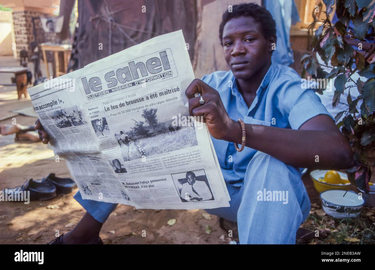 Homme lisant l'étude « le Sahel ». Niamey - Niger Banque D'Images