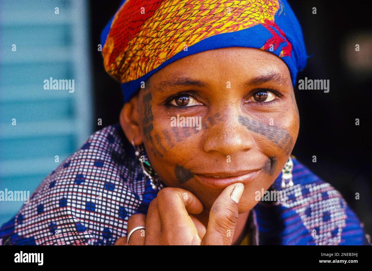 Niger, portrait d'une femme avec des tattoes traditionnels sur son visage. Banque D'Images