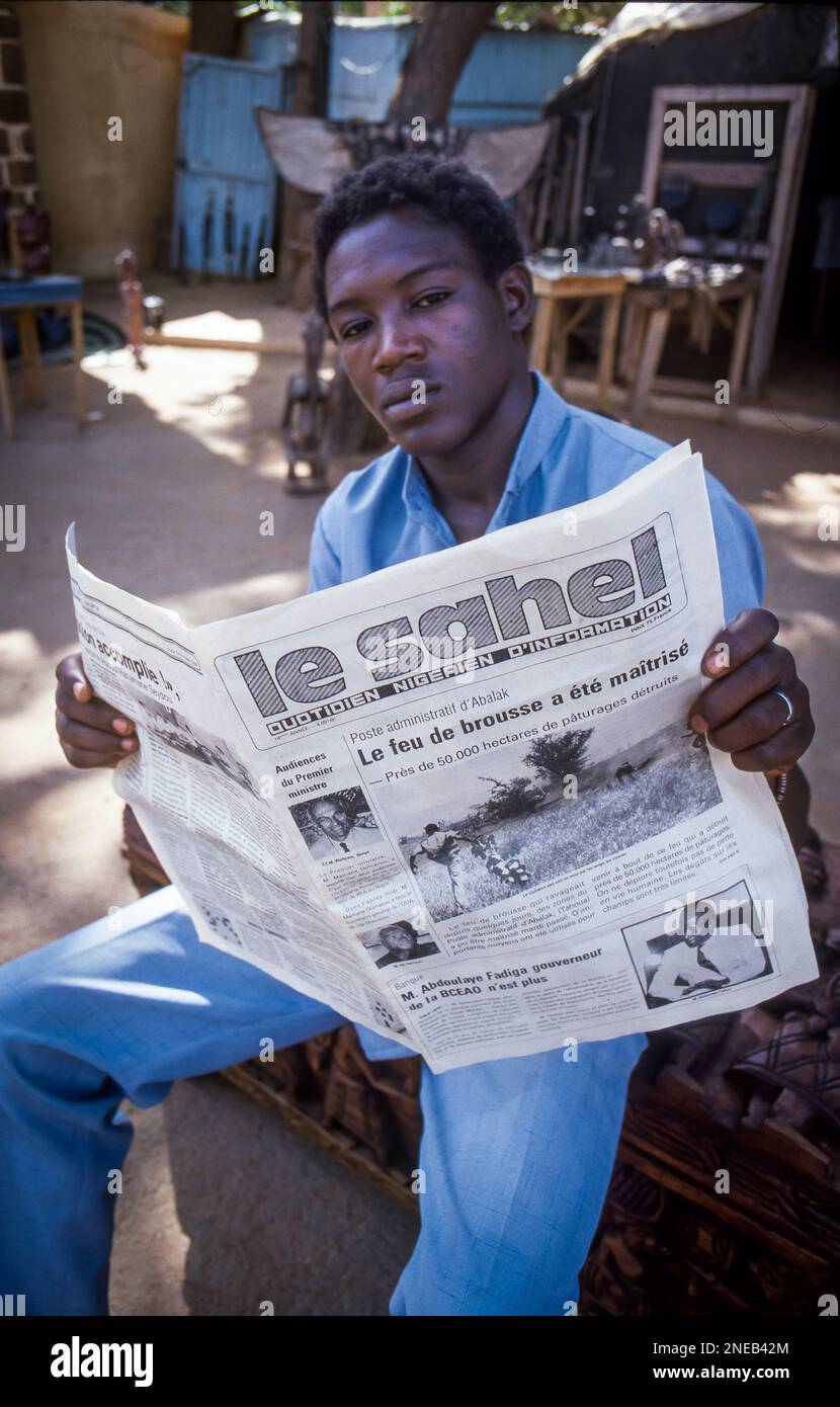 Homme lisant l'étude « le Sahel ». Niamey - Niger Banque D'Images