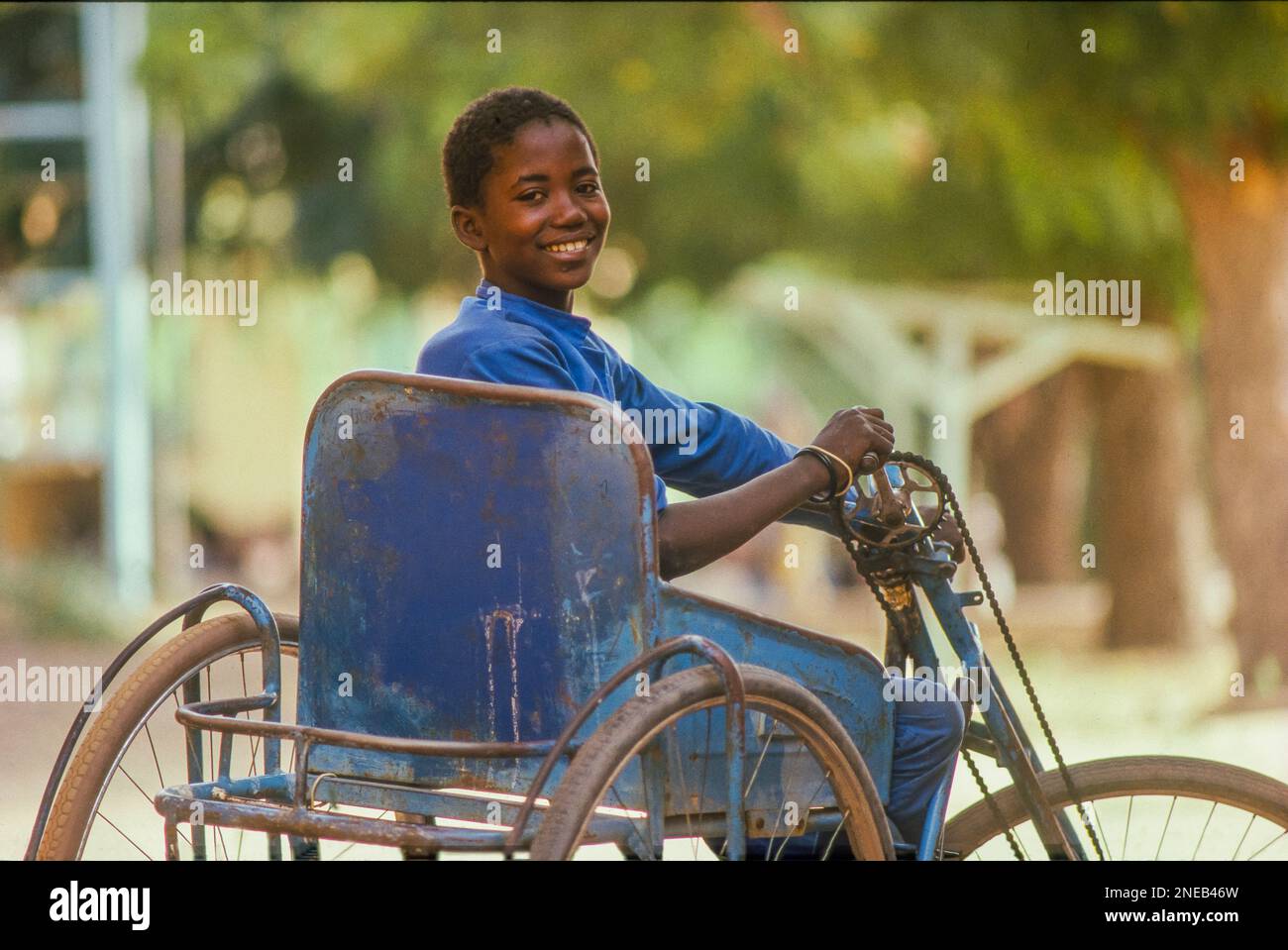 Niger, garçon en fauteuil roulant. Banque D'Images