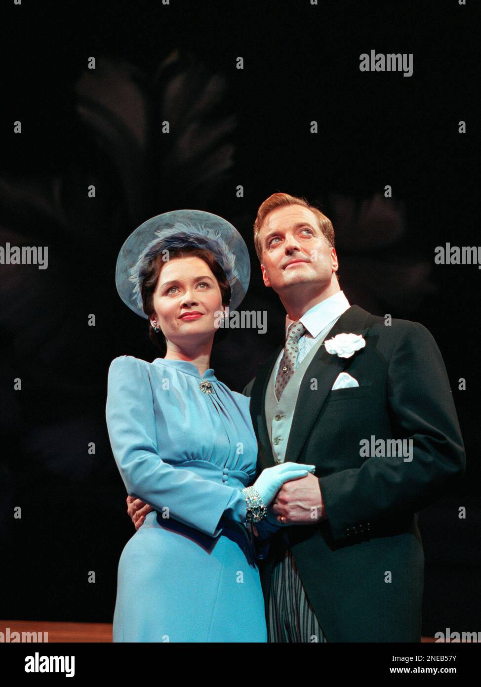 Jan Hartley (Wallis Simpson), Clive carter (Edward VIII / David) dans ALWAYS at the Victoria Palace Theatre, Londres SW1 10/06/1997 musique et livre: William May & Jason Sprague livre supplémentaire: Frank Hauser set design: Hildegard Bechtler costumes: Tom Rand mise en scène musicale: Thommie Walsh réalisateurs: Frank Hauser & Thommie Walsh Banque D'Images