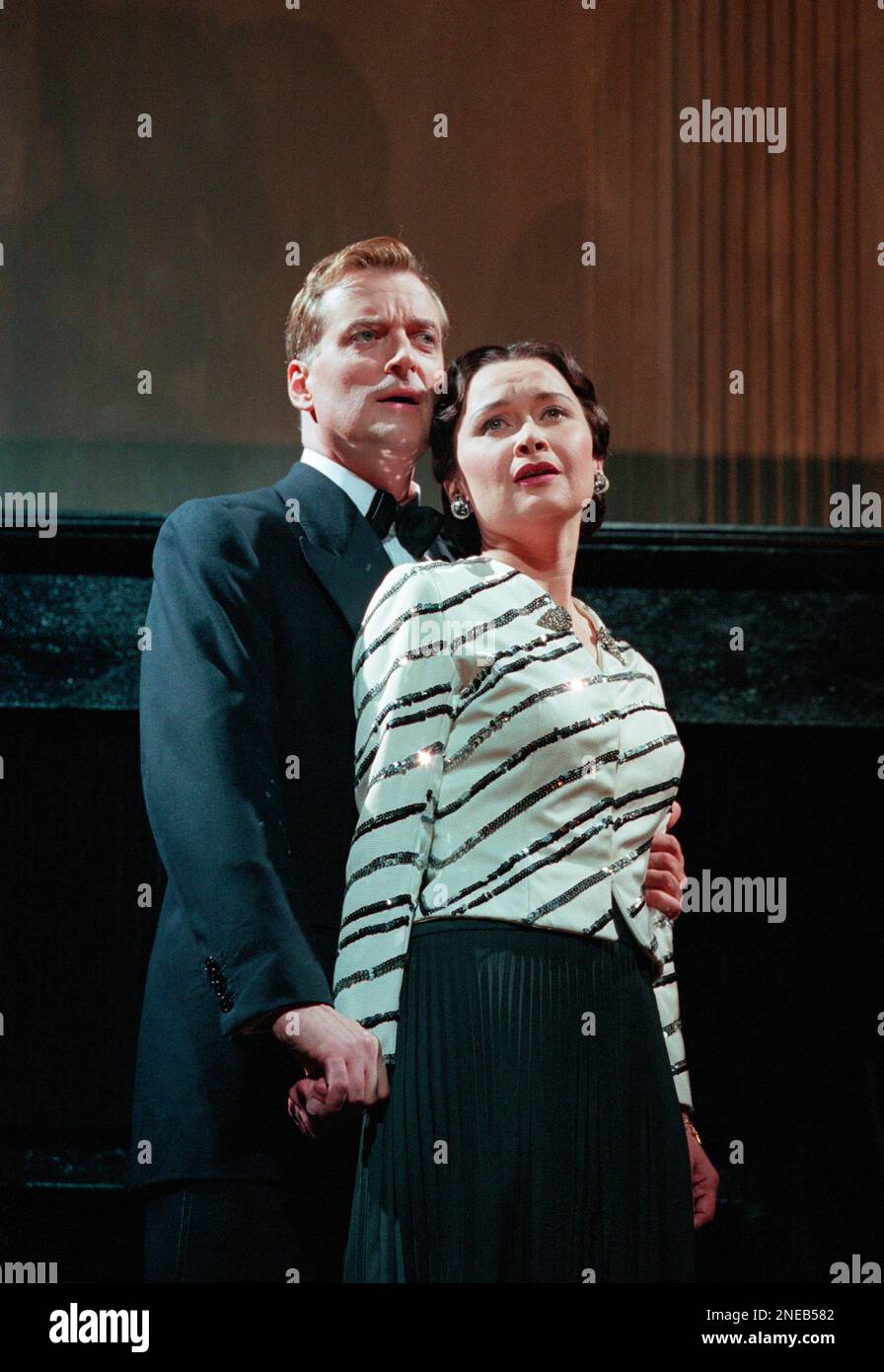 Clive carter (Edward VIII / David), Jan Hartley (Wallis Simpson) dans ALWAYS at the Victoria Palace Theatre, Londres SW1 10/06/1997 musique et livre: William May & Jason Sprague livre supplémentaire: Frank Hauser set design: Hildegard Bechtler costumes: Tom Rand mise en scène musicale: Thommie Walsh réalisateurs: Frank Hauser & Thommie Walsh Banque D'Images