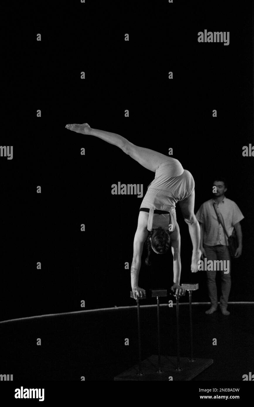 VEN est le titre de la performance de la compagnie de danse acrobatique si SEULEMENT avec Maria Del Mar Reyes et Hugo Ragly, espace Magnam, Nice, France. 30 janvier 2023, FAMA © Fausto Marci Banque D'Images