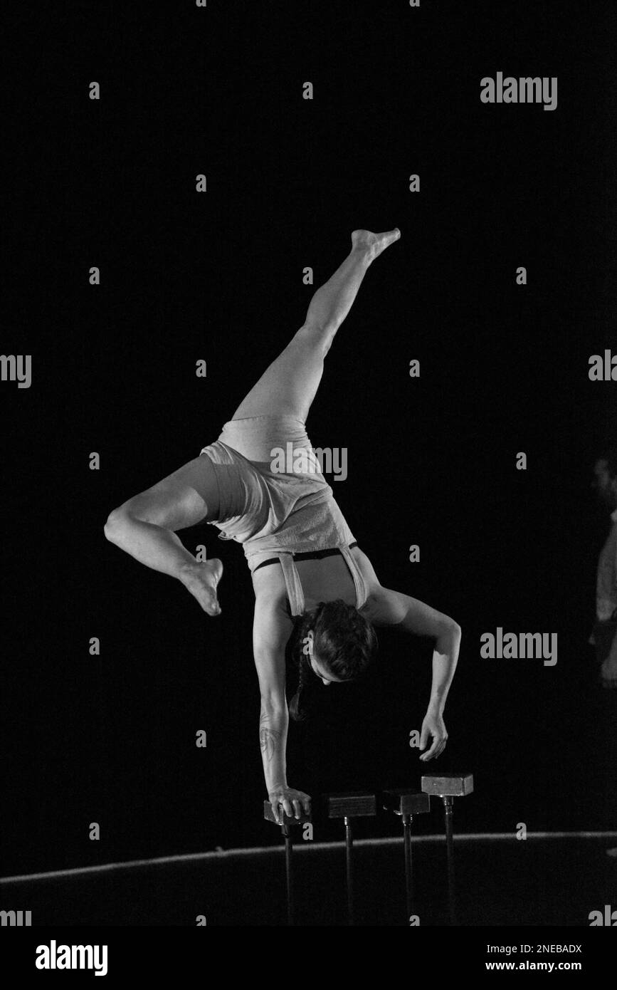 VEN est le titre de la performance de la compagnie de danse acrobatique si SEULEMENT avec Maria Del Mar Reyes et Hugo Ragly, espace Magnam, Nice, France. 30 janvier 2023, FAMA © Fausto Marci Banque D'Images