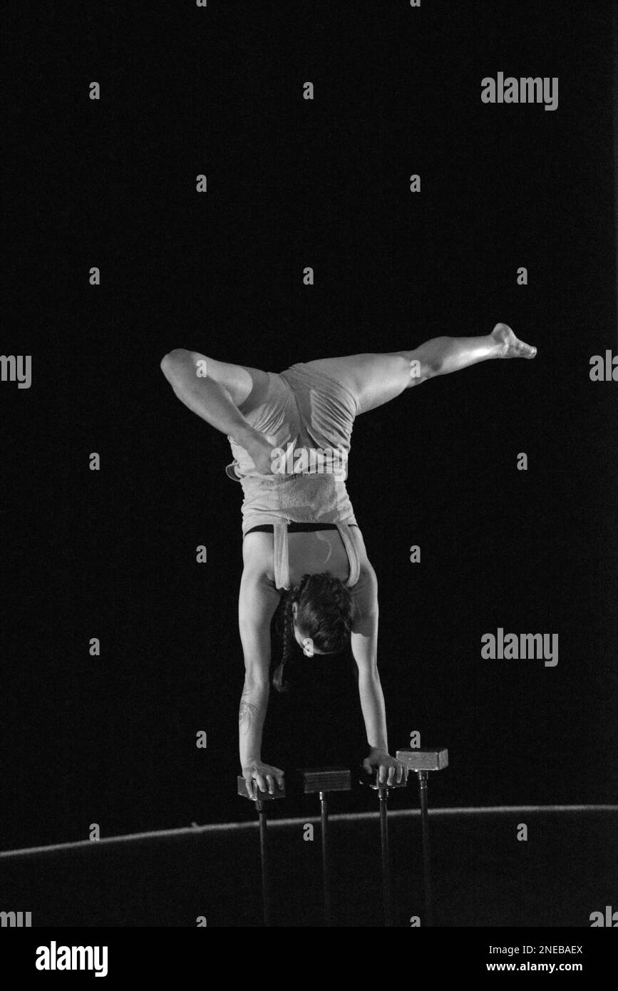 VEN est le titre de la performance de la compagnie de danse acrobatique si SEULEMENT avec Maria Del Mar Reyes et Hugo Ragly, espace Magnam, Nice, France. 30 janvier 2023, FAMA © Fausto Marci Banque D'Images