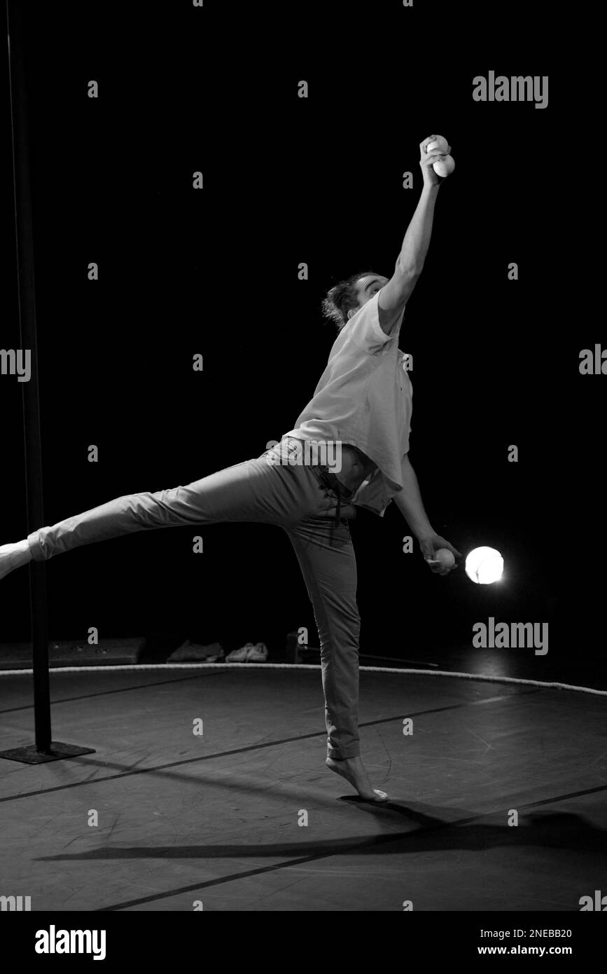 VEN est le titre de la performance de la compagnie de danse acrobatique si SEULEMENT avec Maria Del Mar Reyes et Hugo Ragly, espace Magnam, Nice, France. 30 janvier 2023, FAMA © Fausto Marci Banque D'Images