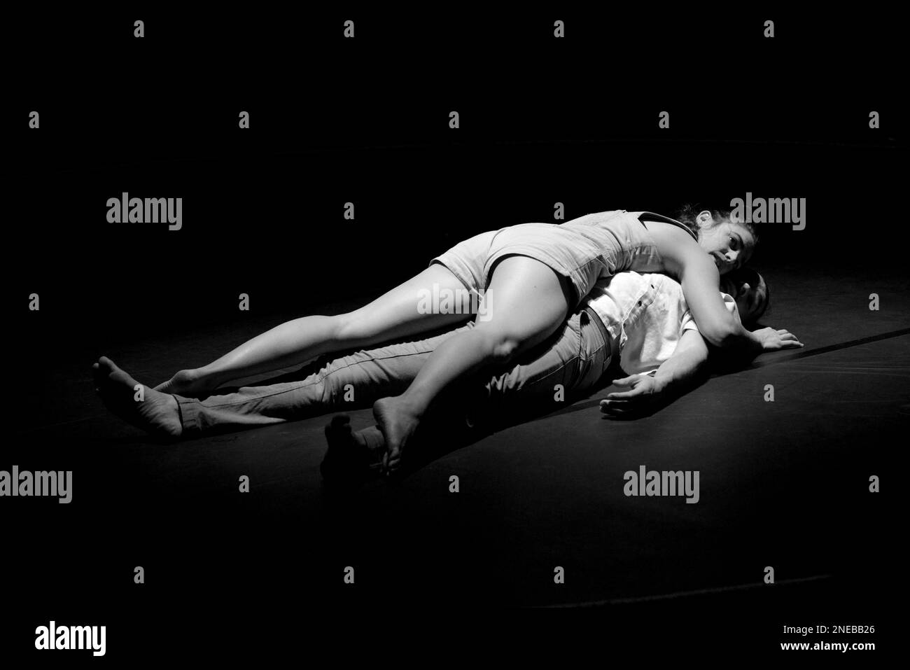 VEN est le titre de la performance de la compagnie de danse acrobatique si SEULEMENT avec Maria Del Mar Reyes et Hugo Ragly, espace Magnam, Nice, France. 30 janvier 2023, FAMA © Fausto Marci Banque D'Images