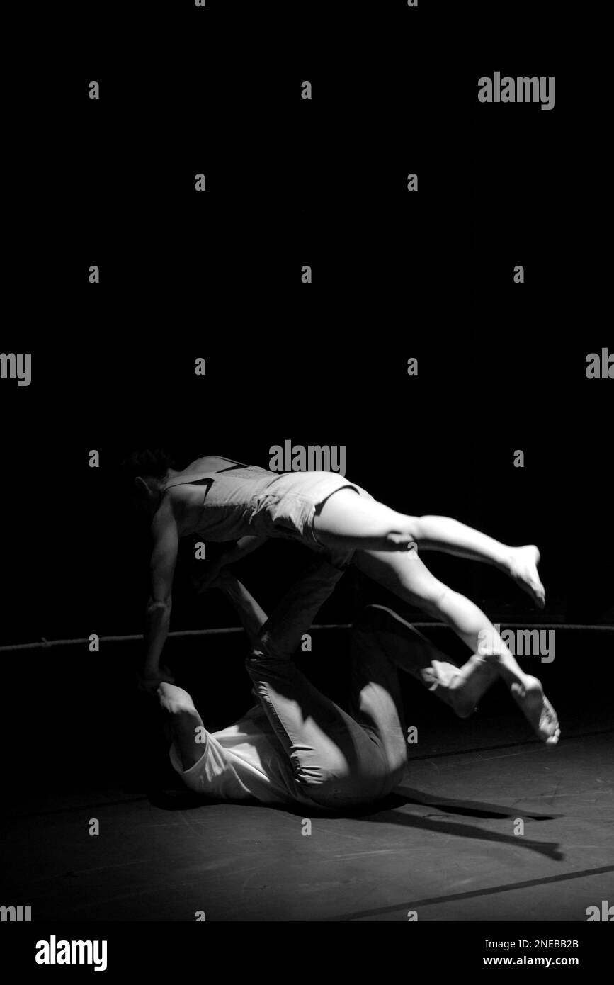 VEN est le titre de la performance de la compagnie de danse acrobatique si SEULEMENT avec Maria Del Mar Reyes et Hugo Ragly, espace Magnam, Nice, France. 30 janvier 2023, FAMA © Fausto Marci Banque D'Images