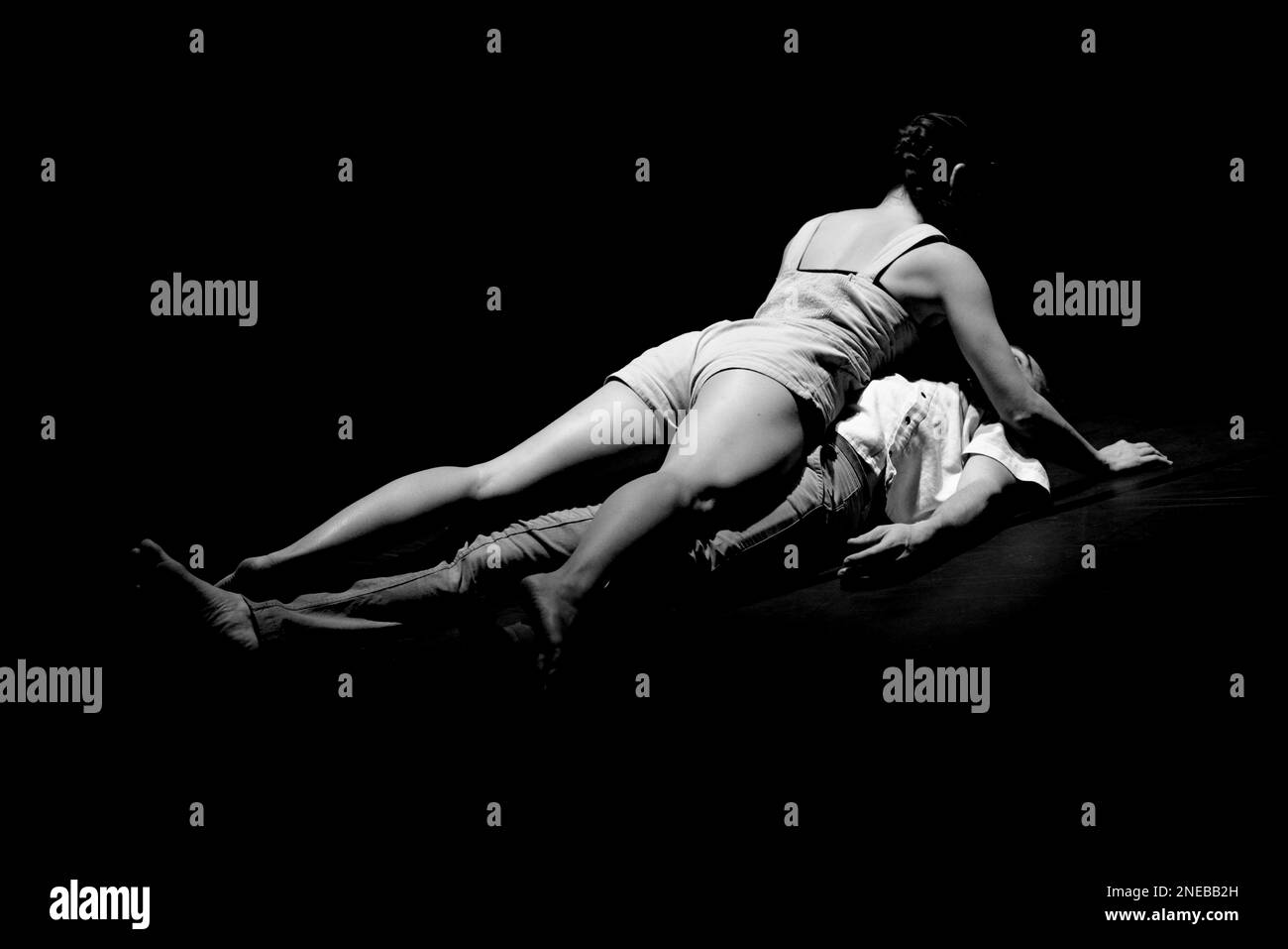 VEN est le titre de la performance de la compagnie de danse acrobatique si SEULEMENT avec Maria Del Mar Reyes et Hugo Ragly, espace Magnam, Nice, France. 30 janvier 2023, FAMA © Fausto Marci Banque D'Images