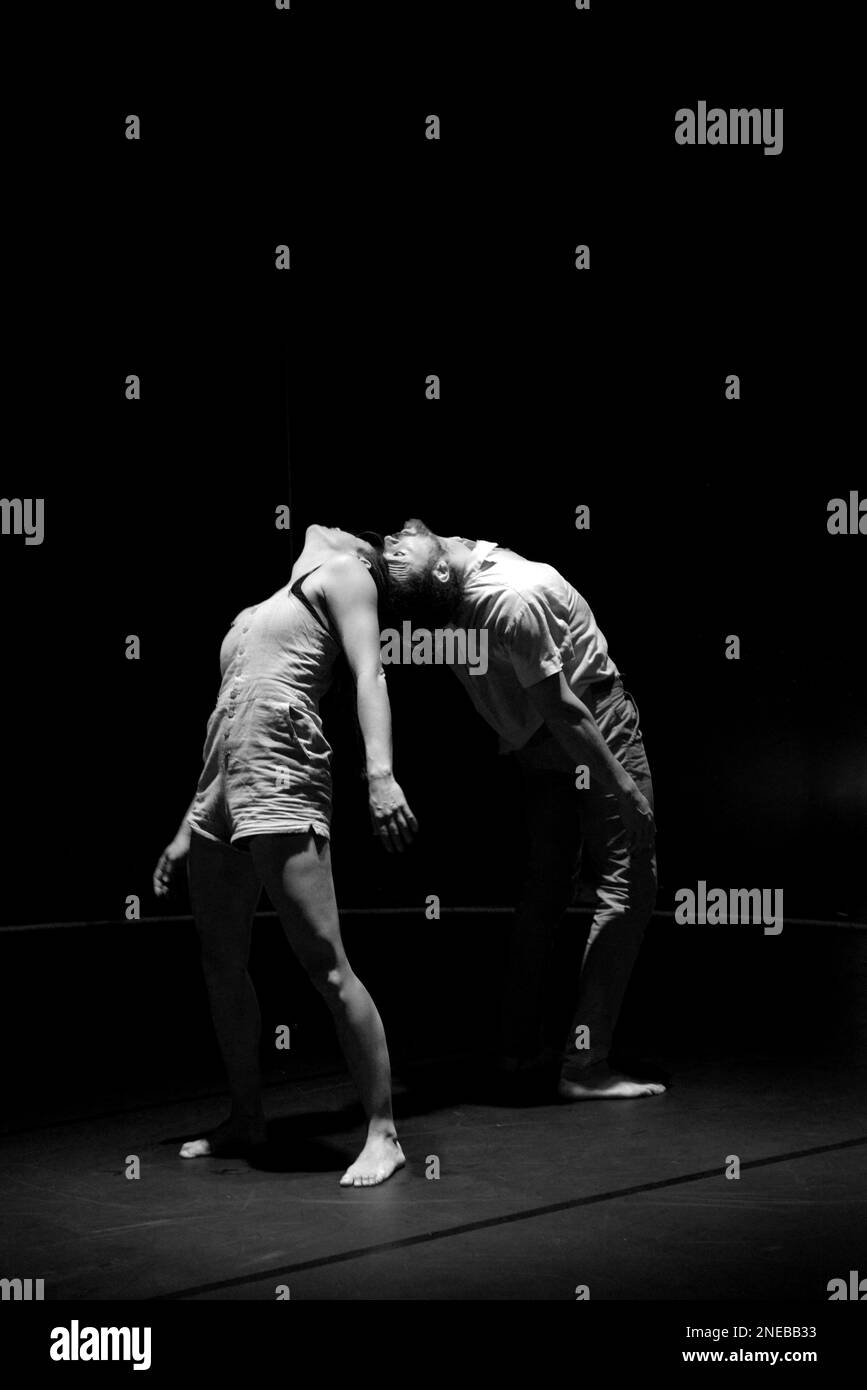VEN est le titre de la performance de la compagnie de danse acrobatique si SEULEMENT avec Maria Del Mar Reyes et Hugo Ragly, espace Magnam, Nice, France. 30 janvier 2023, FAMA © Fausto Marci Banque D'Images