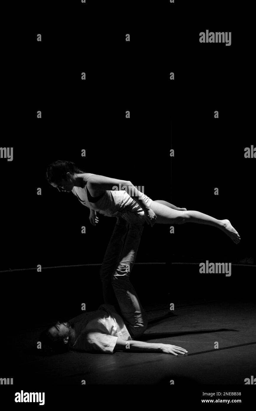 VEN est le titre de la performance de la compagnie de danse acrobatique si SEULEMENT avec Maria Del Mar Reyes et Hugo Ragly, espace Magnam, Nice, France. 30 janvier 2023, FAMA © Fausto Marci Banque D'Images