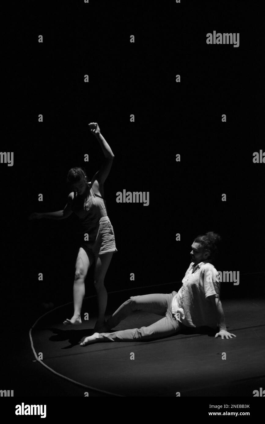 VEN est le titre de la performance de la compagnie de danse acrobatique si SEULEMENT avec Maria Del Mar Reyes et Hugo Ragly, espace Magnam, Nice, France. 30 janvier 2023, FAMA © Fausto Marci Banque D'Images