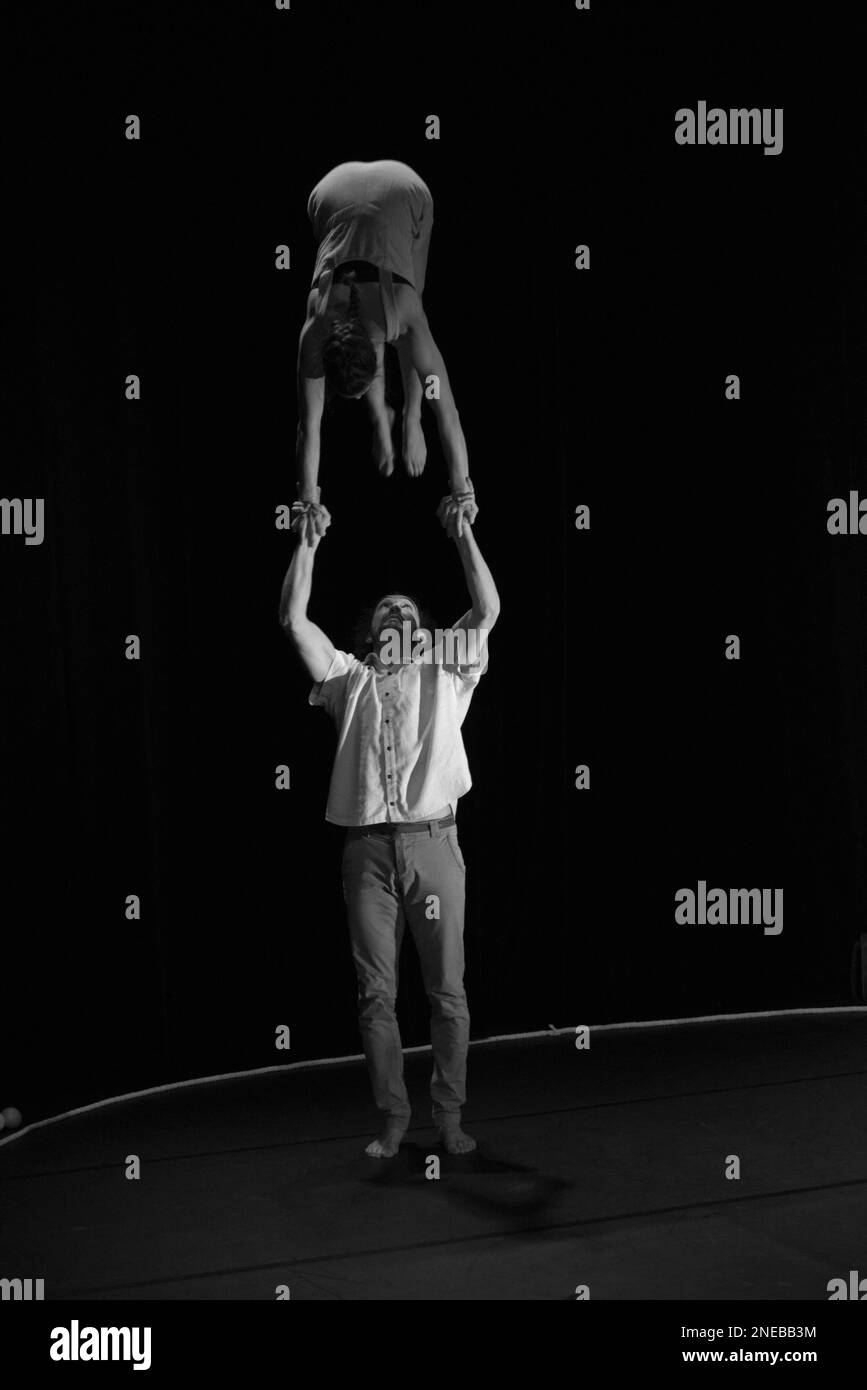VEN est le titre de la performance de la compagnie de danse acrobatique si SEULEMENT avec Maria Del Mar Reyes et Hugo Ragly, espace Magnam, Nice, France. 30 janvier 2023, FAMA © Fausto Marci Banque D'Images