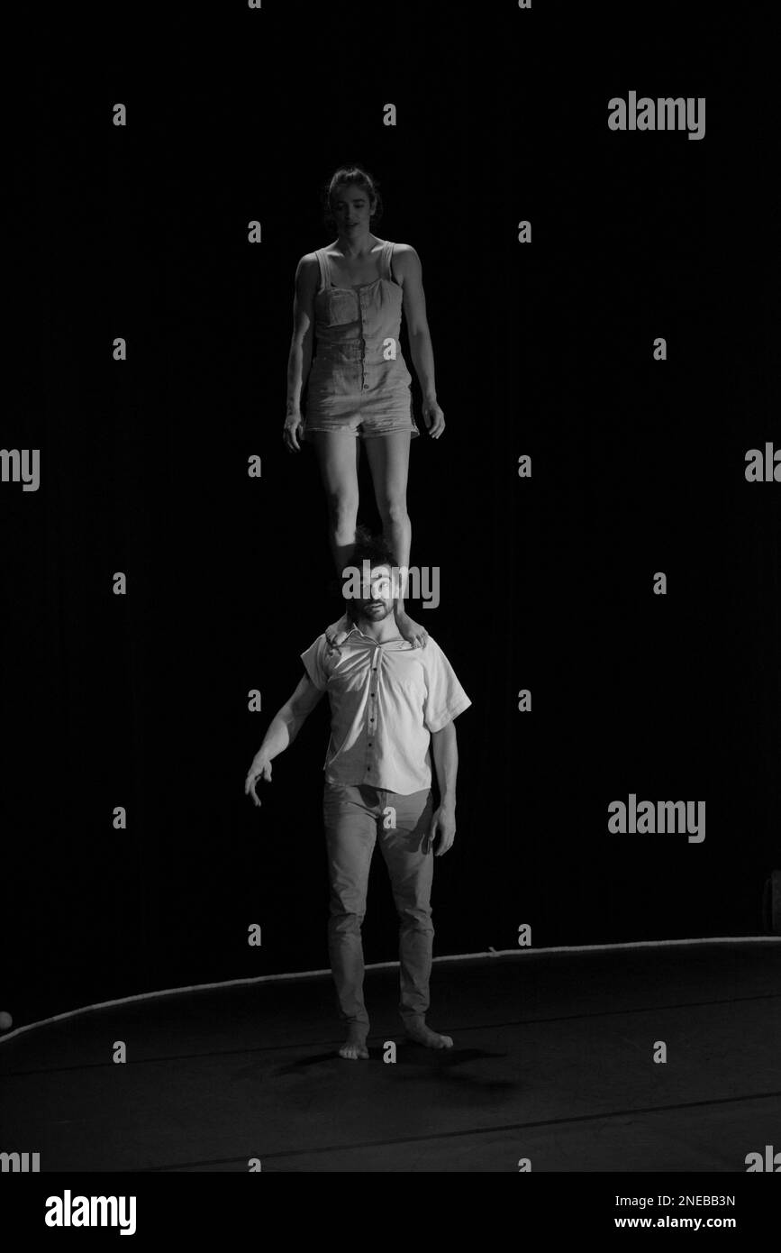 VEN est le titre de la performance de la compagnie de danse acrobatique si SEULEMENT avec Maria Del Mar Reyes et Hugo Ragly, espace Magnam, Nice, France. 30 janvier 2023, FAMA © Fausto Marci Banque D'Images