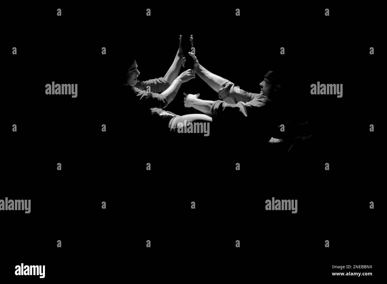 VEN est le titre de la performance de la compagnie de danse acrobatique si SEULEMENT avec Maria Del Mar Reyes et Hugo Ragly, espace Magnam, Nice, France. 30 janvier 2023, FAMA © Fausto Marci Banque D'Images