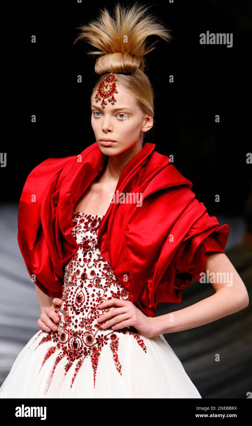 FILE - In this Feb. 29, 2008 file photo, a model wears a creation by British fashion designer Alexander McQueen for his fall winter 2008-2009 ready-to-wear collection presented in Paris. McQueen was found dead at his London home on Thursday, Feb. 11, 2010, his spokeswoman said. He was 40 years old. (AP Photo/Jacques Brinon, file) Banque D'Images