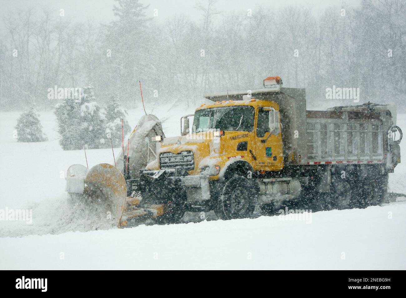 A Pennsylvania Department of Transportation snow plow works to clear an Interstate 81 off ramp during a blizzard in Harrisburg, Pa., Wednesday, Feb. 10, 2010. (AP Photo/Carolyn Kaster) Banque D'Images