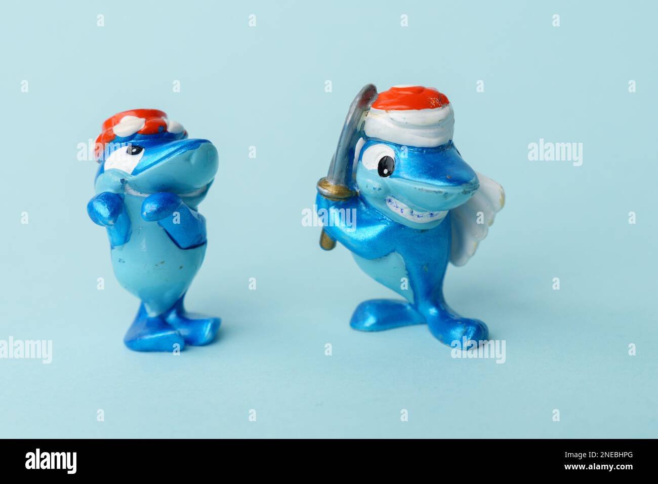 Tyumen, Russie-15 février 2023 : requins-jouets Kinder surprise. Collection de jouets surprise Kinder. Banque D'Images