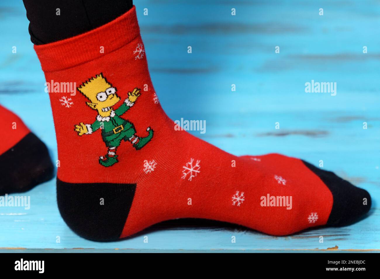 Tyumen, Russia-23 janvier 2023: Bart Simpson du logo de la série d'animation Simpsons sur les vêtements, chaussettes de Noël Banque D'Images