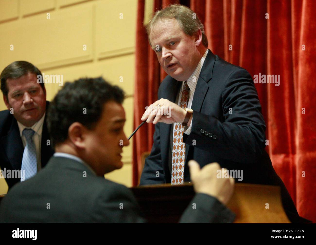 Rhode Island House Speaker William Murphy, D-West Warwick, top, speaks with House Majority Leader Gordon Fox, D-Providence, center, as House Minority Leader State Rep. Robert Watson, R-East Greenwich, left, looks on during a session in the House Chamber, at the Statehouse, in Providence, R.I, Tuesday, Feb. 9, 2010. Gordon Fox is campaigning to become the next Speaker of the House. (AP Photo/Steven Senne) Banque D'Images