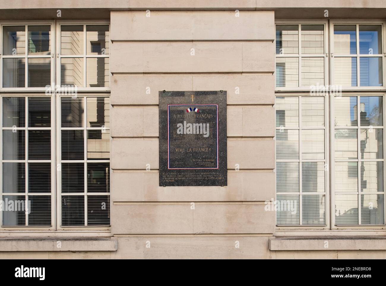 Plaque commémorant le général Charles de Gaulle et son appel du 18 juin (appel du 18 juin) au 4 Carlton Gardens, St James, Londres Banque D'Images