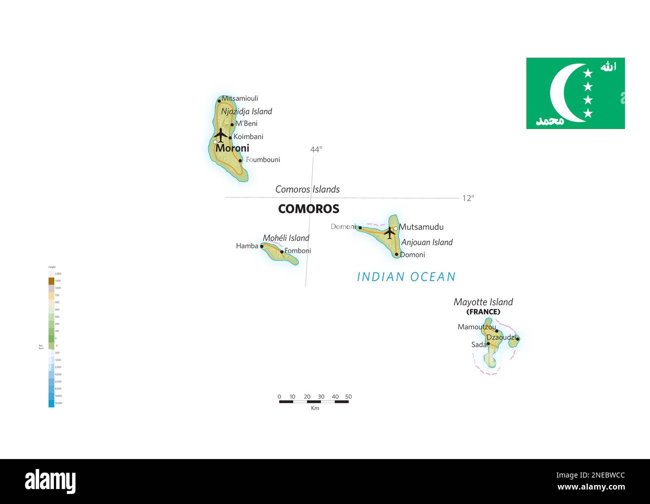 Carte physique et politique des Comores. [Adobe Illustrator (.ai); 3507x2480]. Banque D'Images