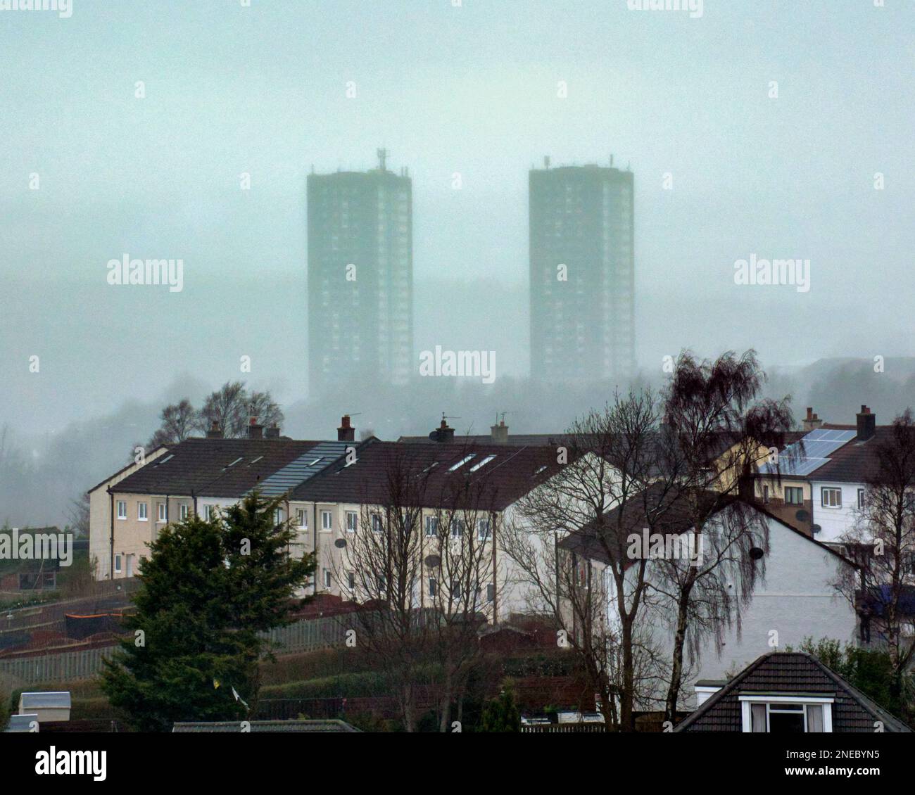 Glasgow, Écosse, Royaume-Uni 16th février 2023. Météo au Royaume-Uni : le jour de la brume a vu la visibilité à quelques centaines de mètres alors que les collines ont disparu derrière les tours du domaine de DrumChapel. Crédit Gerard Ferry/Alay Live News Banque D'Images