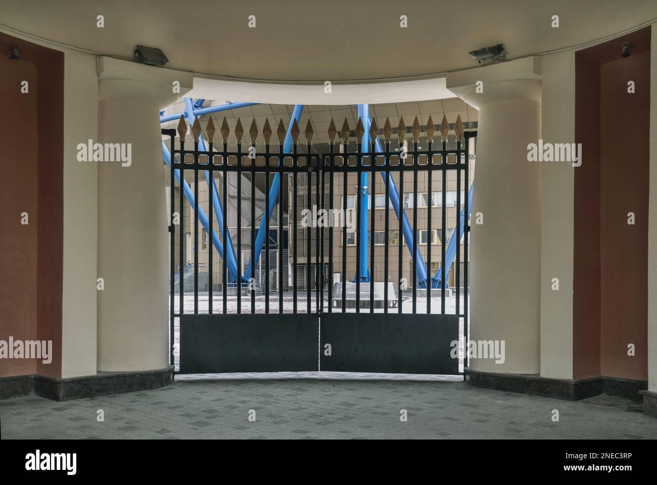 Clôture décorative en fonte avec forge artistique. Garde-corps en métal de près. Banque D'Images