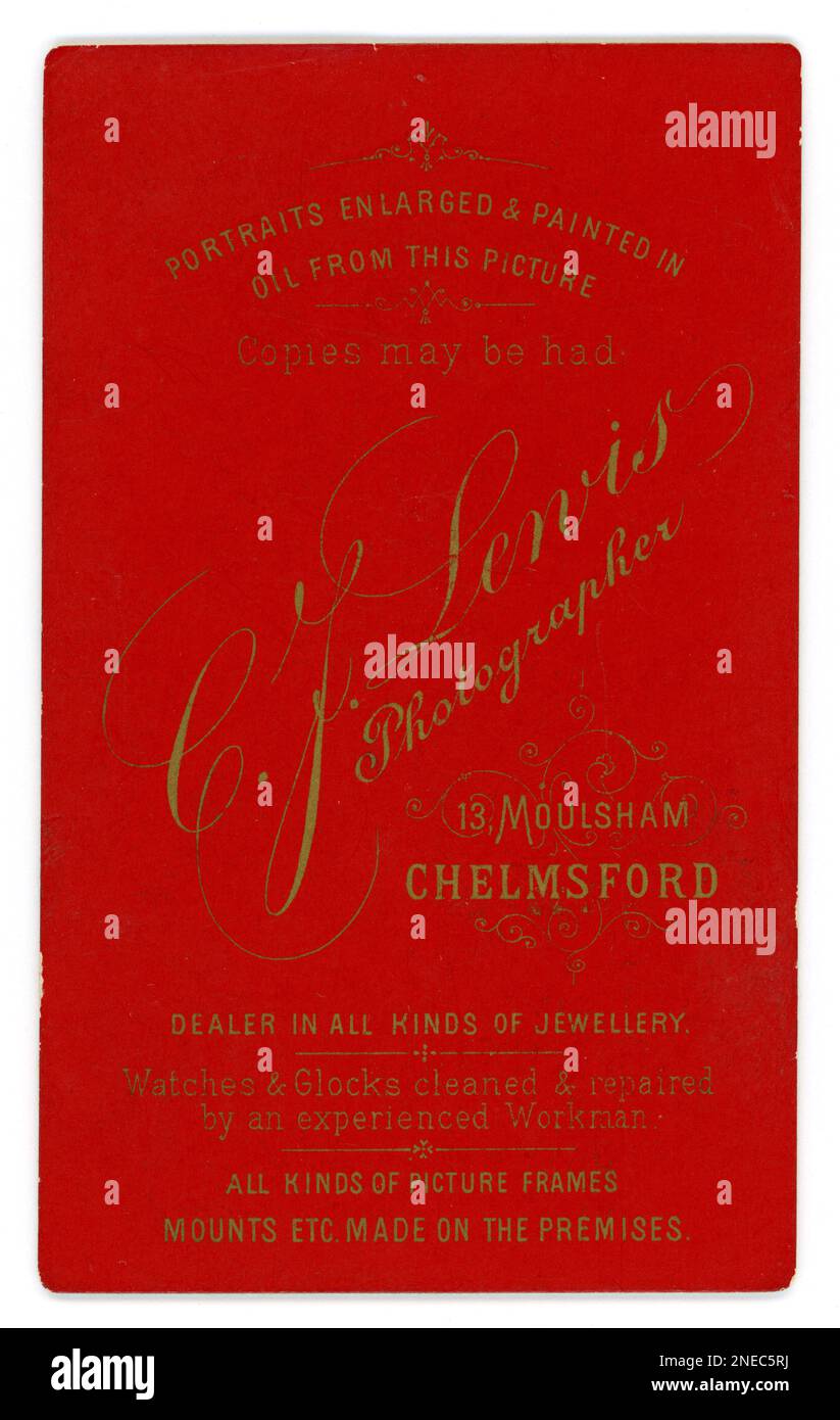 Inverse du CDV (carte de visite ou carte de visite) d'époque victorienne d'origine rouge avec lettrage doré. Du studio de C F. Lewis, Moulsham, Chelmsford, Essex. ROYAUME-UNI Vers 1886 à 1890. Banque D'Images