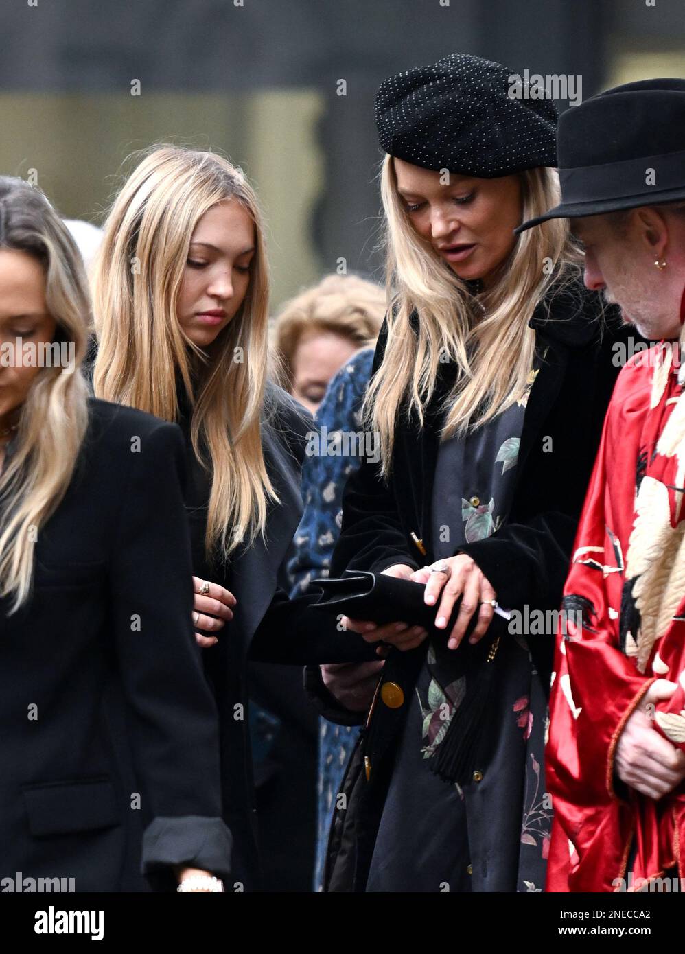 16 février 2023, Londres, Royaume-Uni. Kate Moss et Lila Grace Moss Hack arrivent à un service commémoratif pour Vivienne Westwood, Southwark Cathedral, Londres. Crédit : Doug Peters/EMPICS/Alamy Live News Banque D'Images