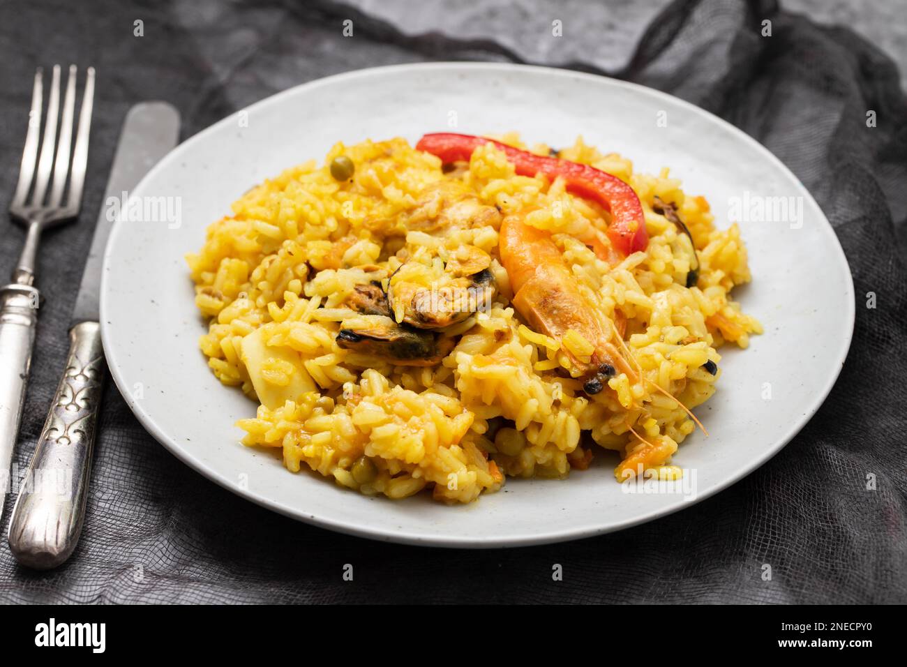 Plat classique de l'Espagne, paella dans une assiette blanche Banque D'Images