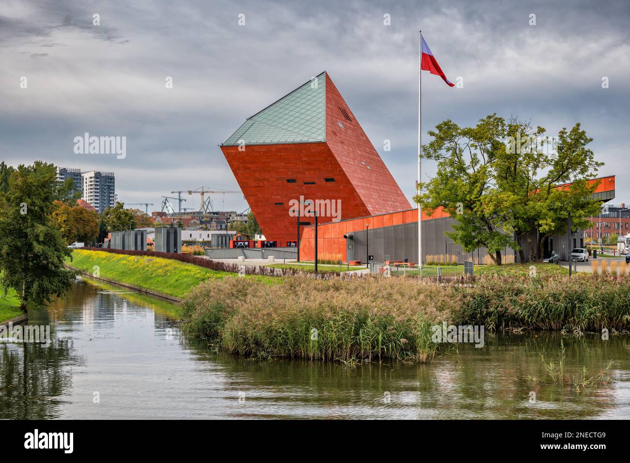Ville de Gdansk, Pologne, Musée de la Seconde Guerre mondiale depuis le canal dans un parc. Banque D'Images