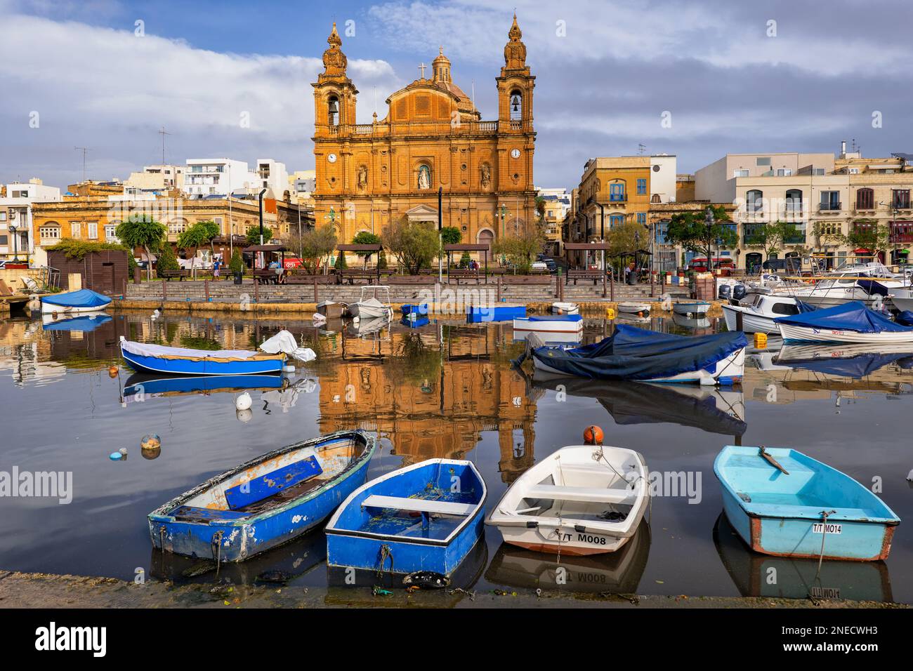 Ville de Msida à Malte, St. Église Joseph, église paroissiale de style baroque de 1889 et bateaux à Msida Yacht Marina. Banque D'Images