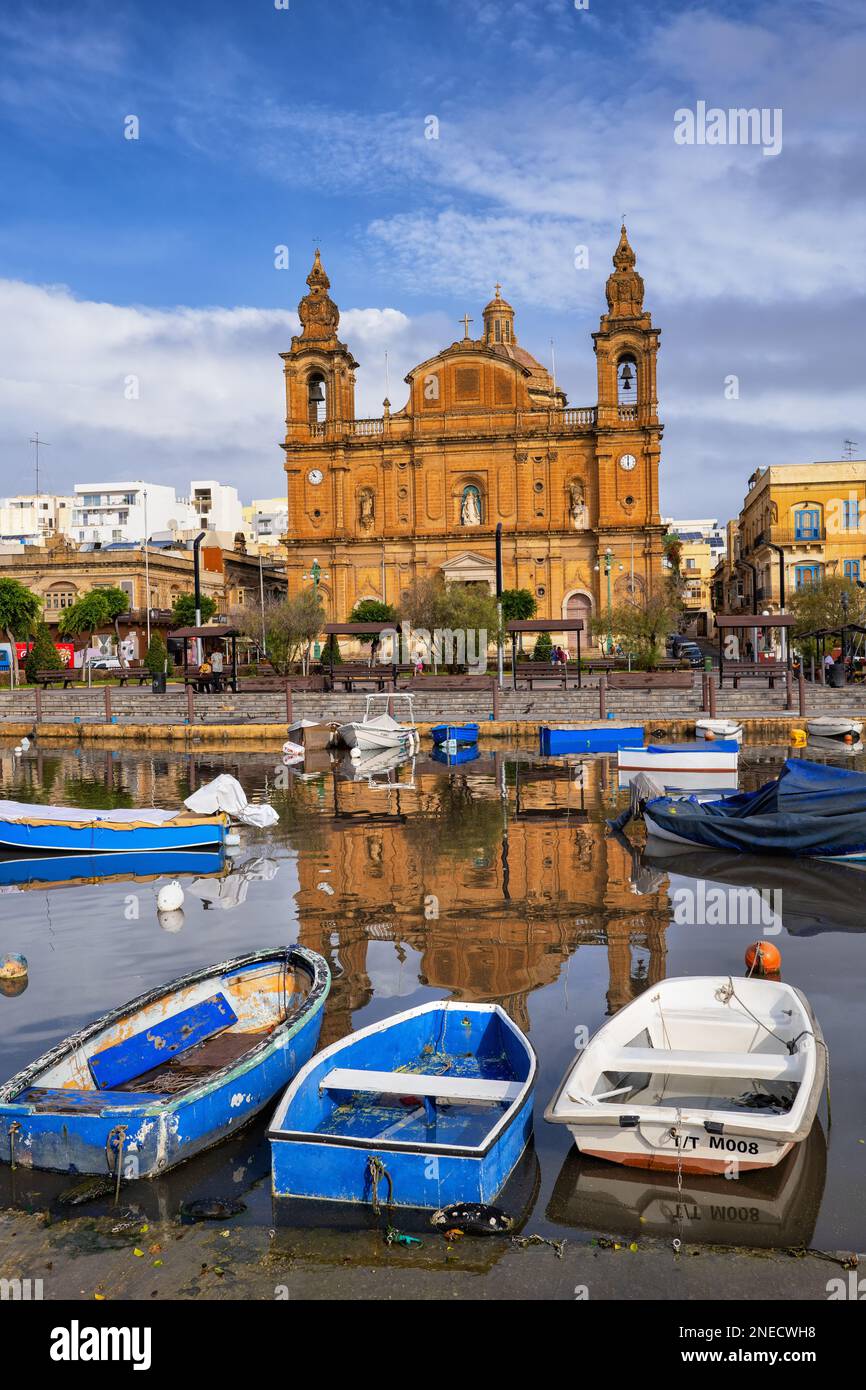 Ville de Msida à Malte, St. Église Joseph, église paroissiale de style baroque de 1889 et bateaux à Msida Yacht Marina. Banque D'Images