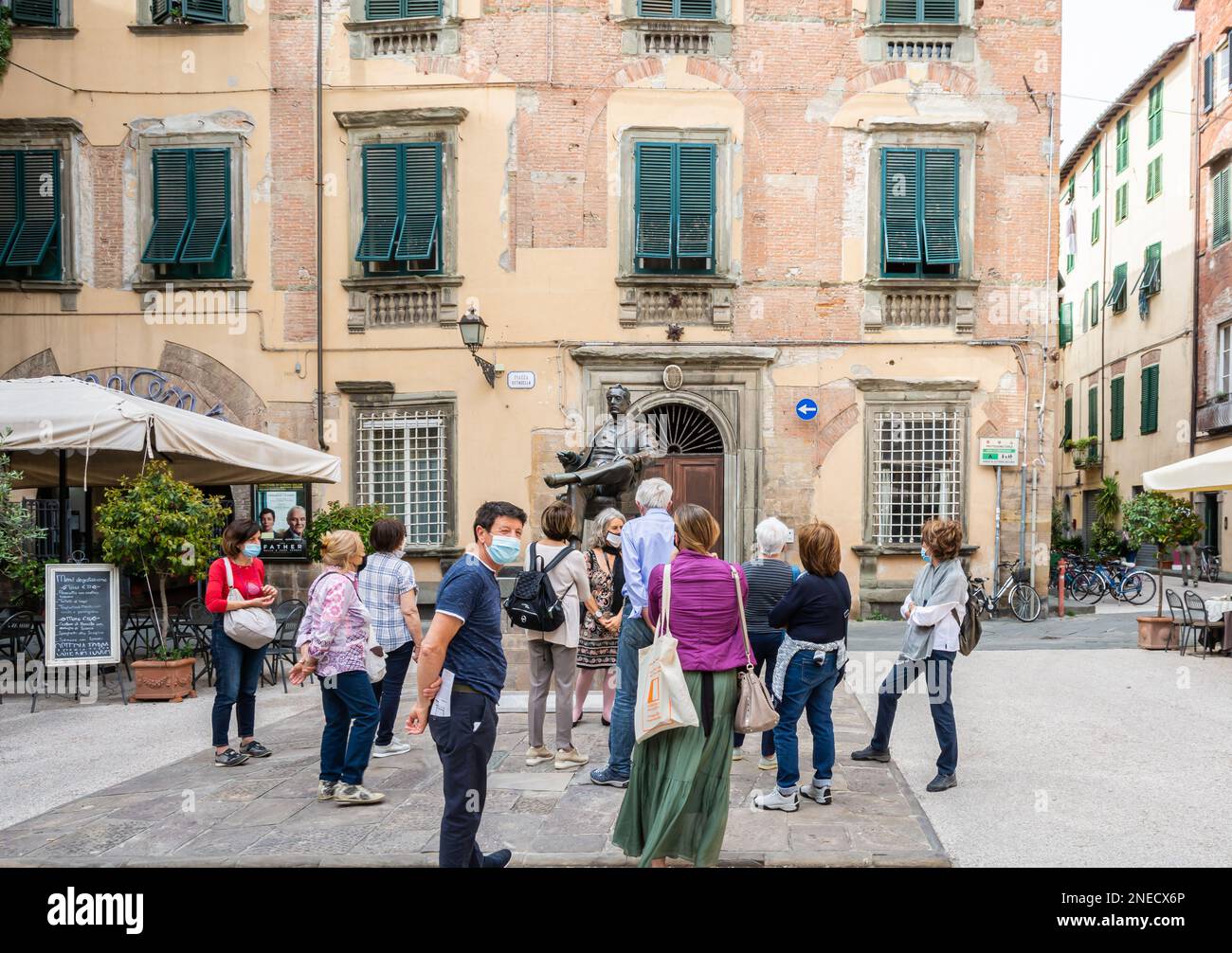 Touristes près de la statue du célèbre compositeur italien Giacomo Puccini à la place Cittadella, ville de Lucca en Toscane, Italie centrale, Europe Banque D'Images