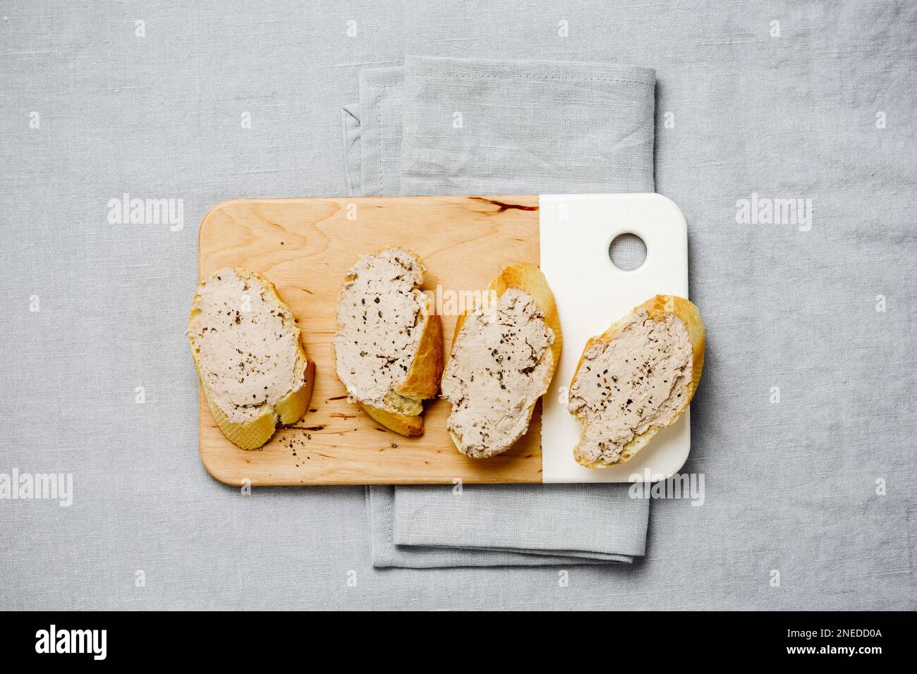 Baguette avec pâté de foie sur une nappe en lin. Banque D'Images