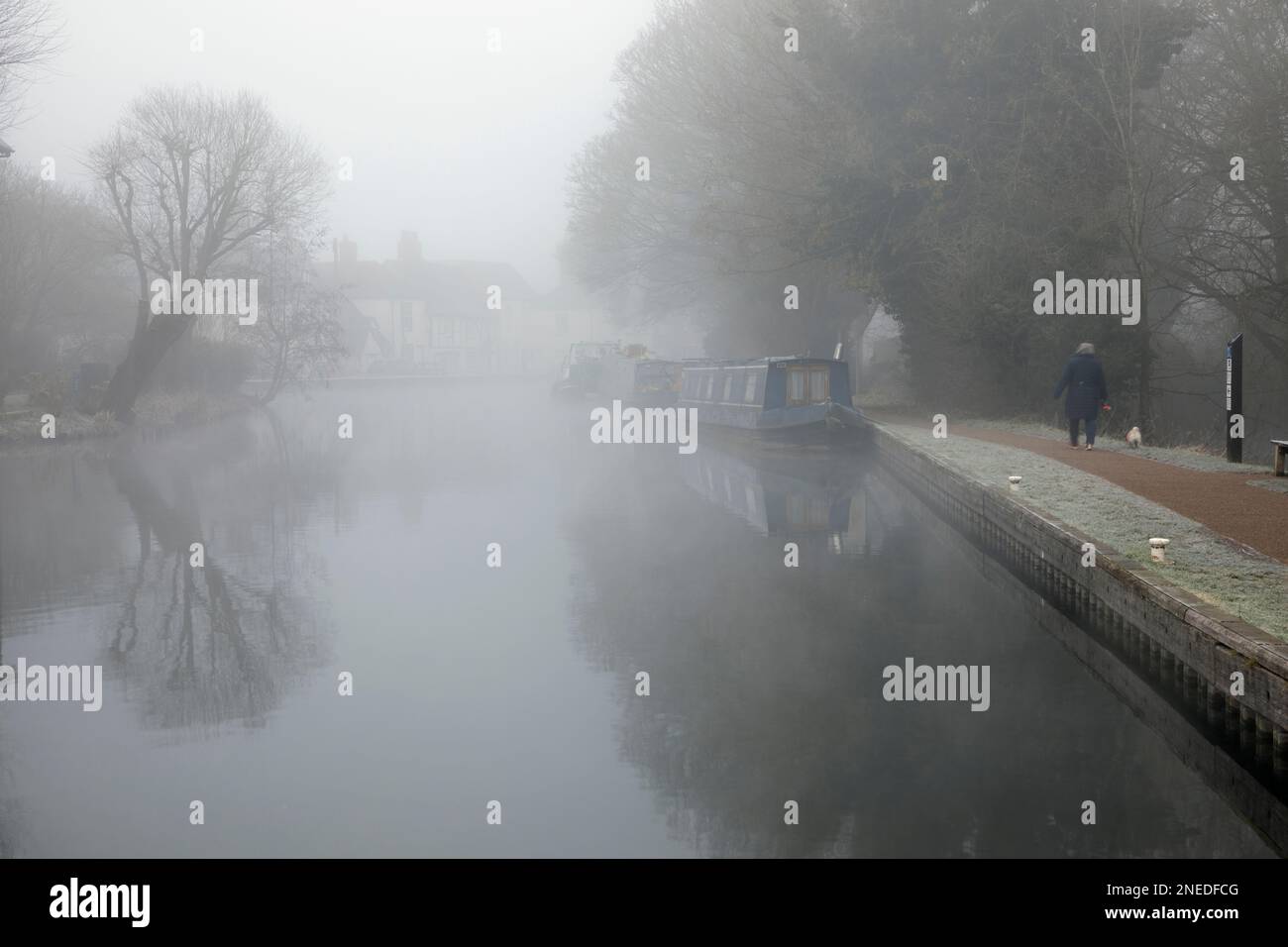 Matin brumeux sur le canal Kennet et Avon avec des maisons le long de West Mills et des bateaux étroits, Newbury, Berkshire, Angleterre, Royaume-Uni, Europe Banque D'Images