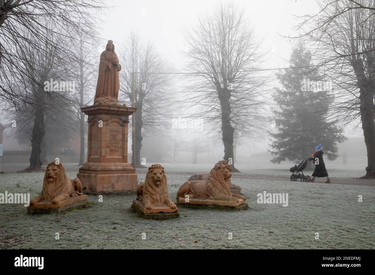 Statue de la reine Victoria dans un brouillard glacial le matin d'hiver à Victoria Park, Newbury, Berkshire, Angleterre, Royaume-Uni, Europe Banque D'Images