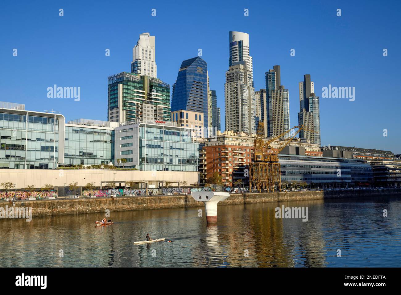 Vue sur Puerto Madero avec la tour Alvear, le plus haut bâtiment de l'Argentine à 235 mètres, Dock 2, Puerto Madero, Buenos Aires, Argentine Banque D'Images