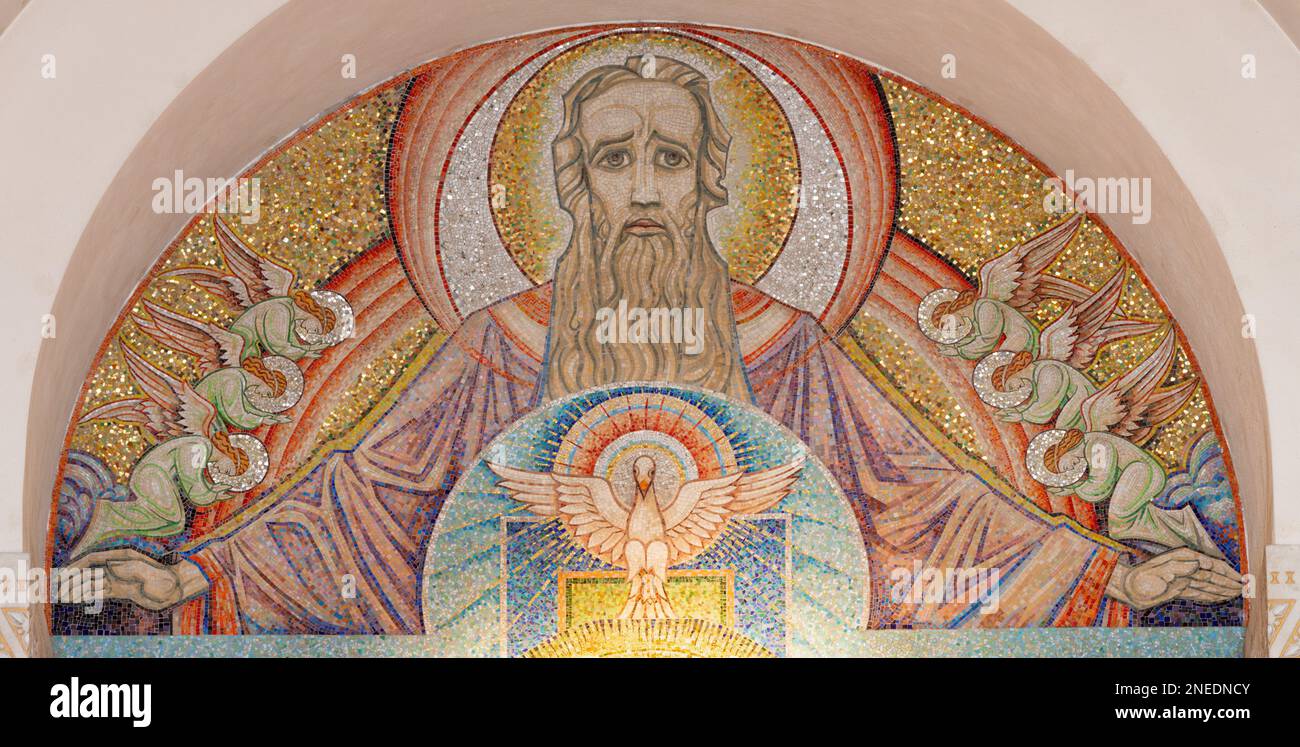 ANNECY, FRANCE - 11 JUILLET 2022 : la mosaïque de Dieu le Père dans l'autel principal de l'église de la Visitation Banque D'Images