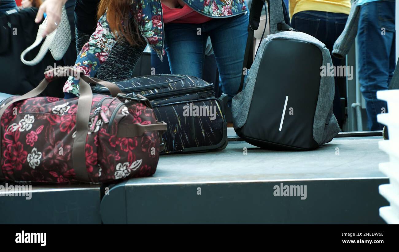 gros plan. Les passagers prennent leurs bagages et les bagages