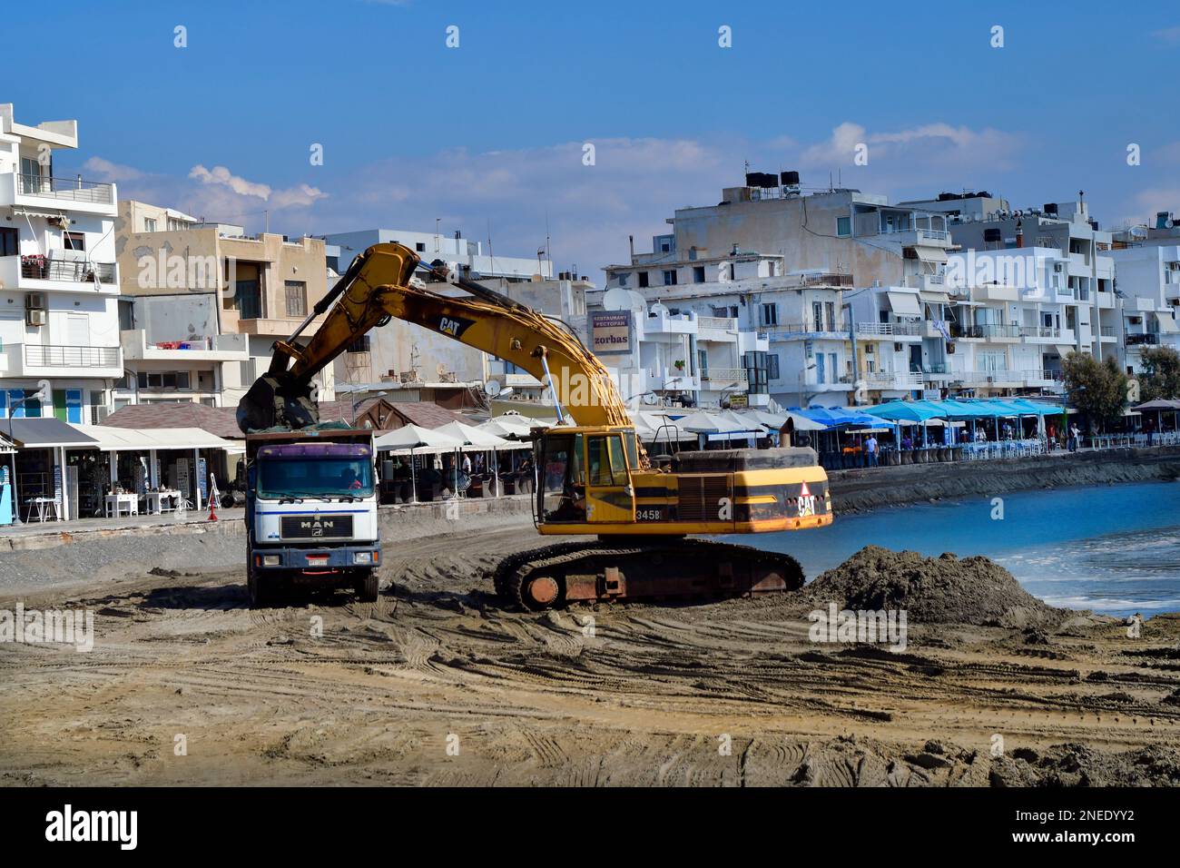 Ierapatra, Crète, Grèce - 12 octobre 2022 : excavateurs et camions pendant les travaux d'excavation au port de la ville la plus méridionale d'Europe sur la mer de Libye Banque D'Images