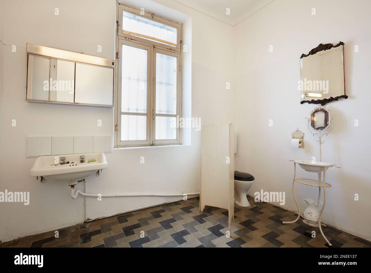 Salle de bains dans l'intérieur de l'appartement dans la vieille maison de campagne Banque D'Images