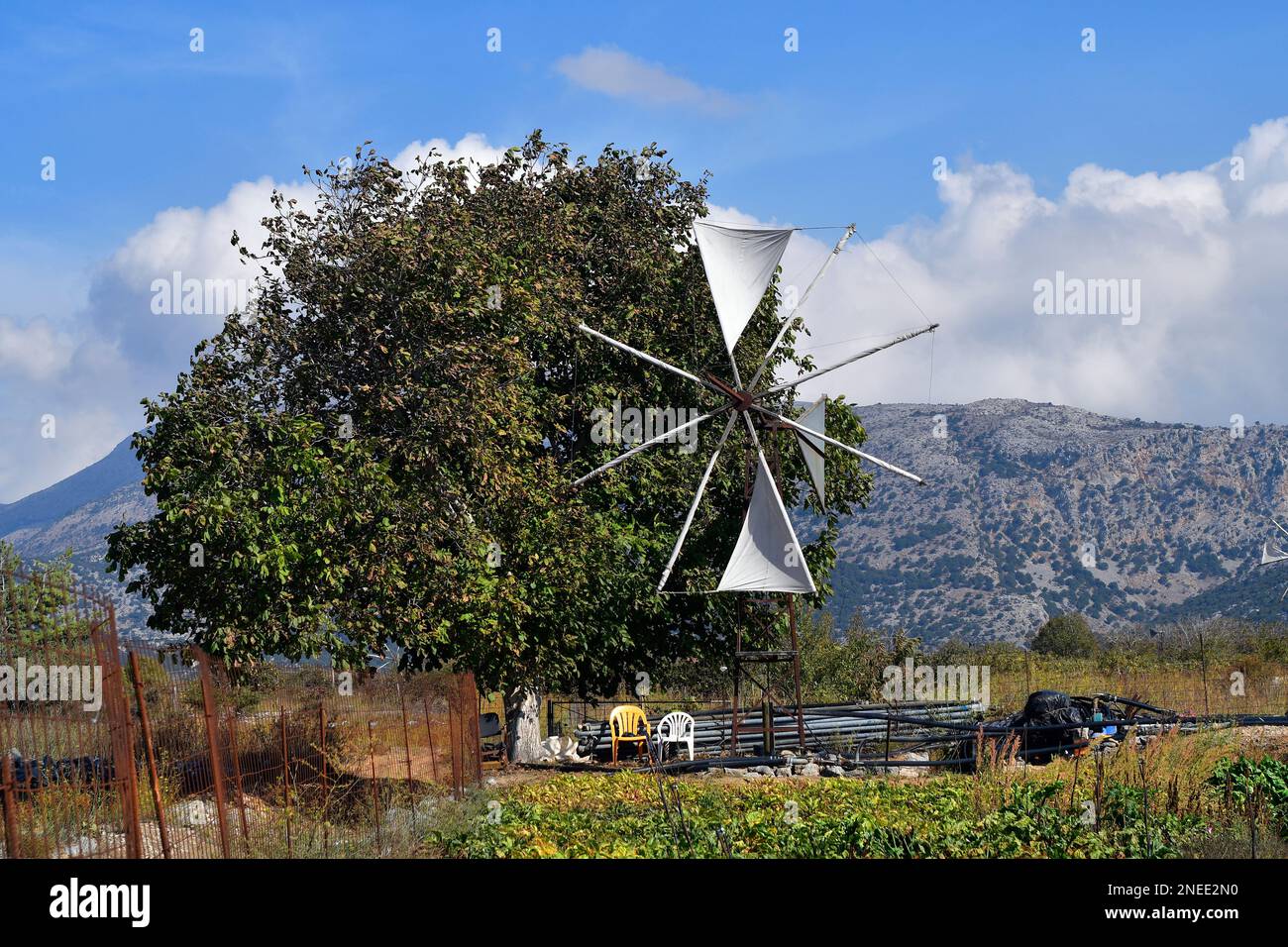 La Grèce, la Crète, le plateau de Lasithi est principalement utilisé pour l'agriculture, les éoliennes traditionnelles ont été utilisées dans une manière respectueuse de l'environnement pour obtai Banque D'Images