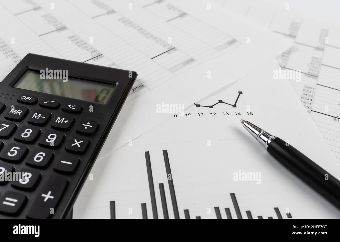 comptabilité et comptabilité concept d'affaires, calculatrice et stylo sur les fiches techniques et les graphiques imprimés Banque D'Images